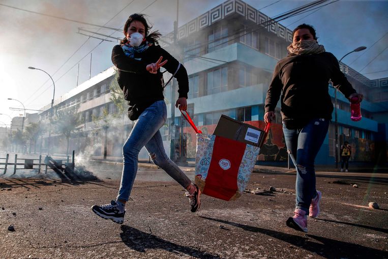 Plunderaars met hun buit in Valparaíso. Beeld AFP
