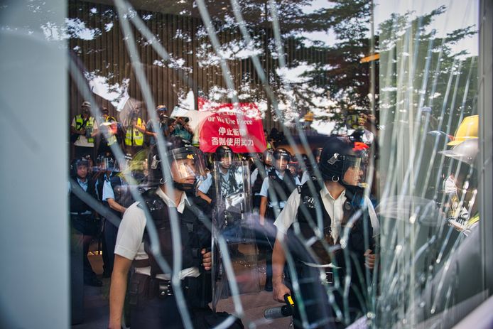 Demonstranten bestormden en vernielden gisteren het parlementsgebouw in Hongkong. Kort na middernacht verkreeg de politie opnieuw de controle.
