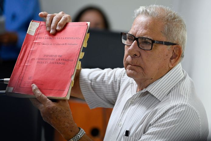 Voormalig legergeneraal Juan Rafael Bustillo toont in de rechtbank een map met documenten gedurende zijn verhoor over de slachting in El Mozote.