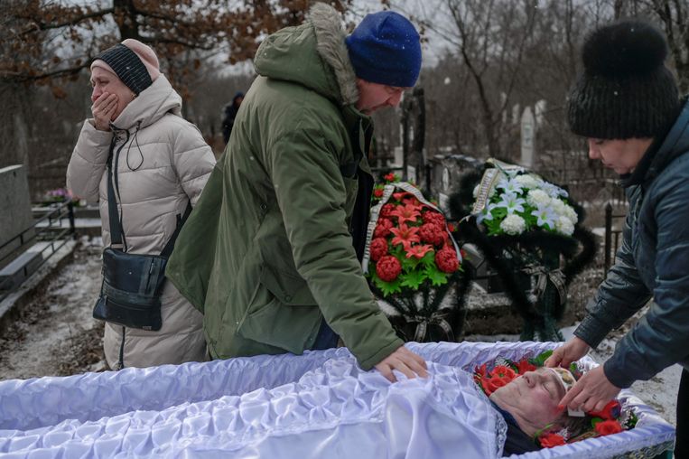 Een man wordt begraven in Mykolaiv, een Oekraïense stad aan de Zwarte Zee. Beeld AFP