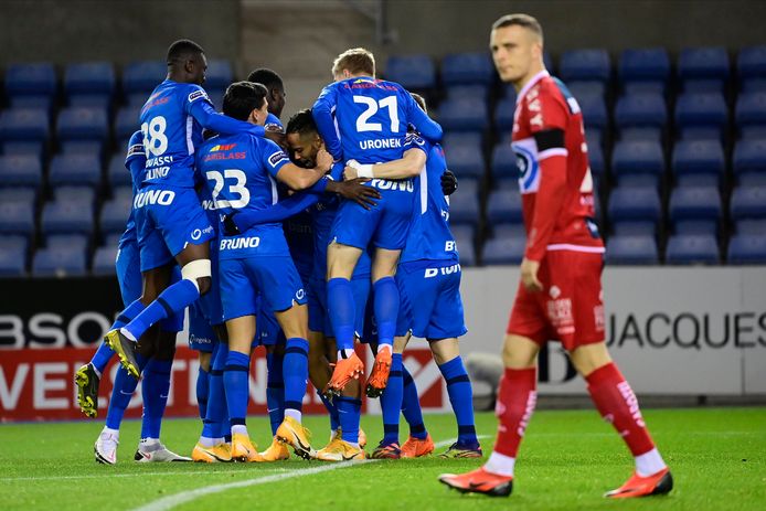Het team van Genk viert hun doelpunt tegen KV Kortrijk.