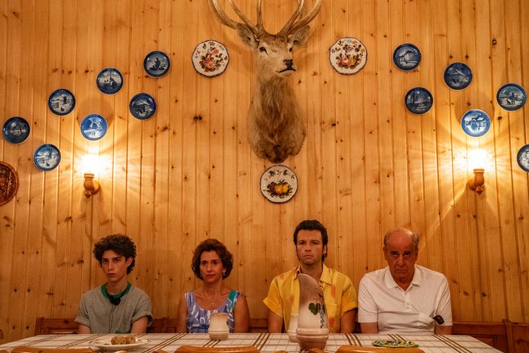 The Hand of God, met links Fillipo Scotti als Fabietto, het op regisseur Paolo Sorrentino gebaseerde hoofdpersonage.   Beeld 