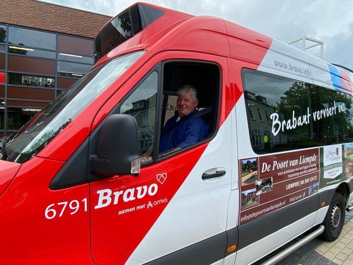 Frans van den Biggelaar zit vrijdag achter het stuur van de buurtbus tussen Liempde en Den Bosch en andersom.