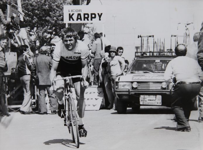 Hennie Kuiper in de Vuelta Ciclista de España in de trui van de wereldkampioen. Op 11 mei doet hij zijn verhaal in De Kring.