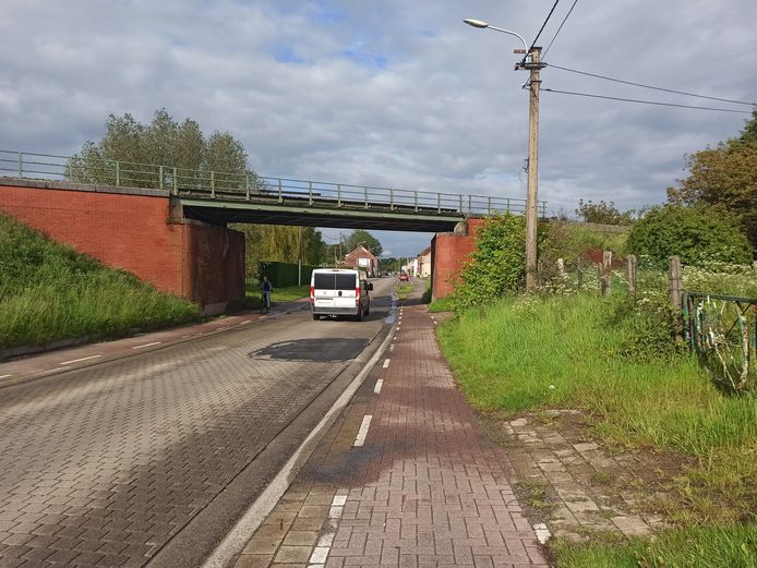 Op de plek waar de foto is genomen, zou het verkeer kunnen afgeleid worden. Volgens de gemeente belemmert het spoorwegviaduct echter de zichtbaarheid.