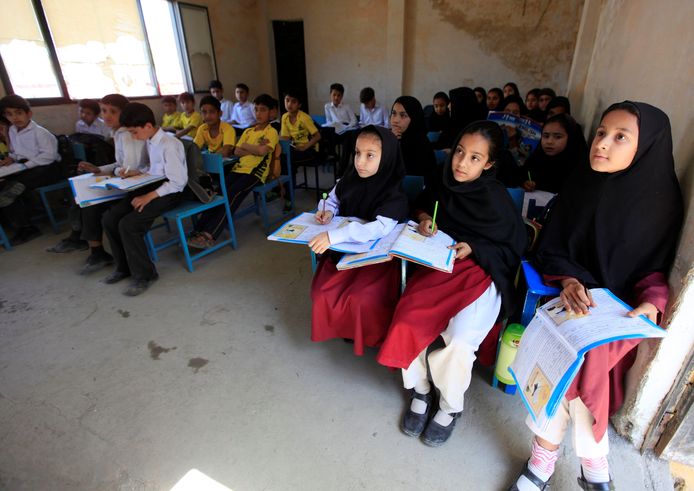 In de Khushal-school  in Mingora die Malala Yousafzai ooit als kind bezocht, gaat het er aan toe zoals zij het graag ziet: niet alleen jongens maar ook meisjes volgen er onderwijs.