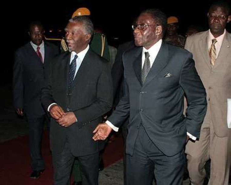 De Zuid-Afrikaanse president Mbeki (links) bemiddelt in het conflict tussen Robert Mugabe en de oppositie. Naast Mbeki Robbert Mugabe. Foto AP Beeld 