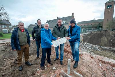 Na 61 jaar ziet dit ingemetselde perkament in Huijbergen weer het daglicht