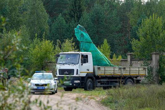 Un camion rimuove i detriti dal luogo dell'incidente.