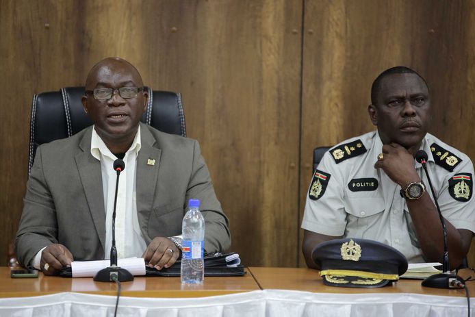 Minister Kenneth Amoksi (L) van Justitie en Politie en korpschef Ruben Kensen tijdens een persconferentie een dag na het uit de hand gelopen protest tegen de regering. (18/02/23)