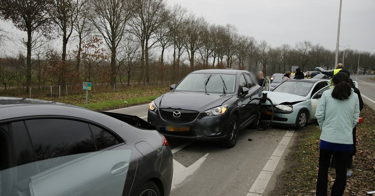 Twee gewonden bij botsing op de A73 bij Cuijk.