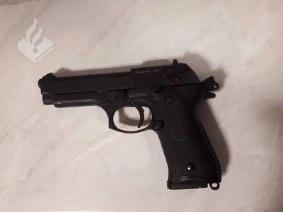 ‘Zwarte Piet’ met twee nepvuurwapens aangehouden