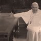 De paus haalt zijn trukendoos boven (filmpje)