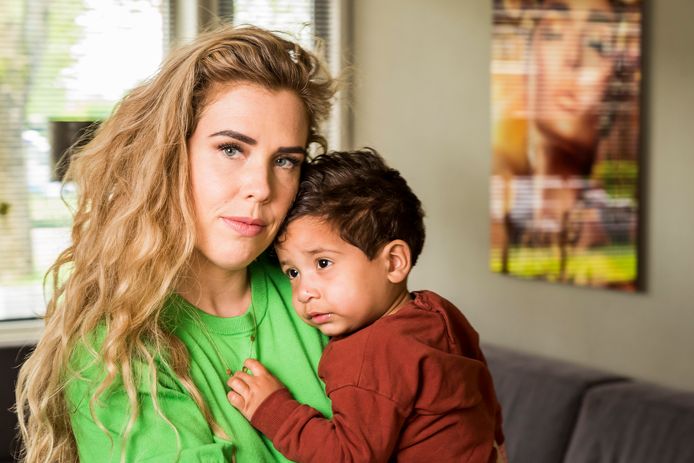 Een strijdbare Melissa Klement met haar zoontje Frenky.  Ze stelt het ziekenhuis aansprakelijk voor het letsel dat ze beiden opliepen.