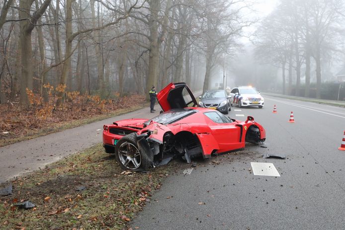 Een Ferrari Enzo crashte dinsdagochtend tegen boom op de Amsterdamsestraatweg in Baarn.