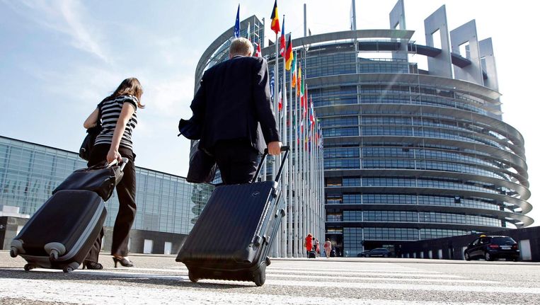 Leden van het Europees Parlement lopen met hun koffers op weg naar het parlement in Straatsburg Beeld reuters