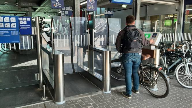 Hoe bewaakt is de fietsenstalling bij station Roosendaal eigenlijk? ‘Toch maar een dubbel slot om m'n fiets’