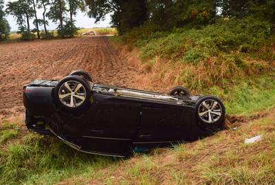 Auto belandt op zijn kop in de sloot in Gaanderen