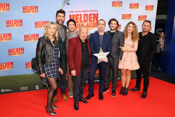 De cast van 'Helden boven Alles' op de rode loper in Kinepolis Antwerpen.