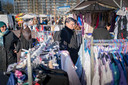 Op zoek naar leuke kleding op de markt. De gemeenten meldt 'steeds meer lege plekken voor textiel', ook op de markt nabij het stadshart.