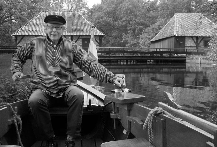 Met zijn vriendelijke uitstraling wint schipper Olink vlot het vertrouwen van passagiers van de Buurser pot. Op de achtergrond de Oostendorper watermolen, waar hij vrijwillig molenaar is.