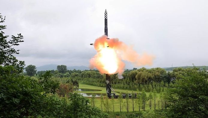 Deze foto van de lancering van een ballistische raket eerder deze week werd vrijgegeven door het Noord-Koreaanse staatspersagentschap.