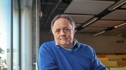 Marc Van Ranst roept op te genieten van herwonnen vrijheid: “Nu je op café mag, doe het dan ook”