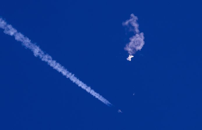 De Chinese ballon, net nadat hij werd neergeschoten.