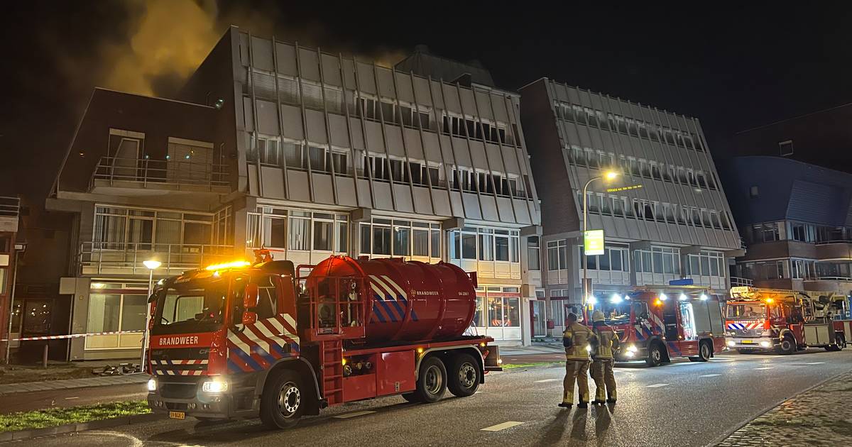 Thick plumes of smoke billow out of an empty building during a fire at Handelskade in Deventer |  112 news Deventer