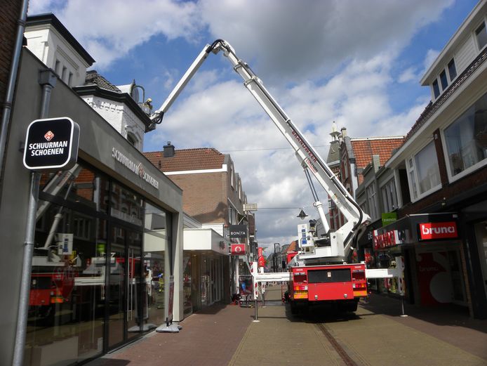 De brandweer in actie bij de brand in de Vodafone-winkel aan de Misterstraat in Winterswijk.