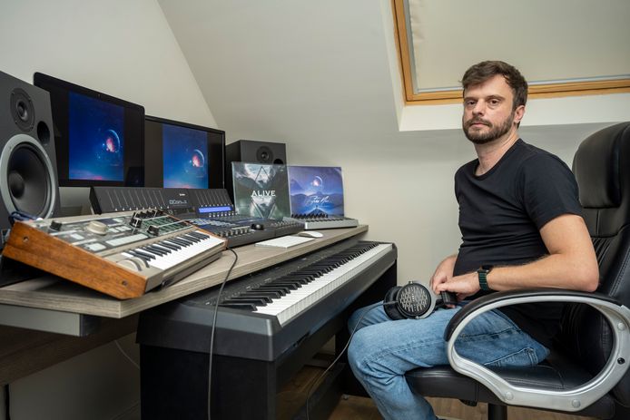 Koen Janssen in zijn muziekstudio. "Het is fantastisch dat muziek die in mijn huiskamer gecomponeerd is de hele wereld verovert", zegt hij.