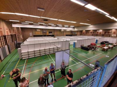 Vanaf 12 juni vertrekken de eerste asielzoekers uit sporthal Zaltbommel; sloop begint zo snel mogeli