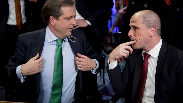 Alexander Pechtold (D66) en Diederik Samsom (Pvda) na afloop van het uitslagendebat van de NOS. Beeld anp