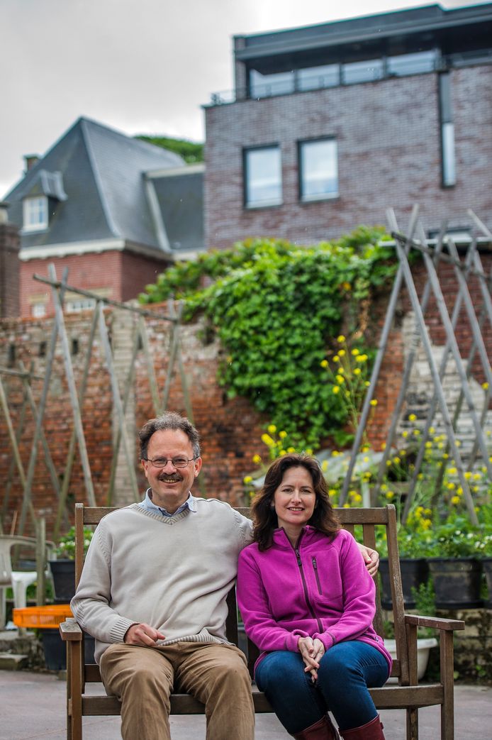 Gerrit Gielen en Pamela Kribbe in hun tuin, achter de huizen van het Wilhelminapark.
