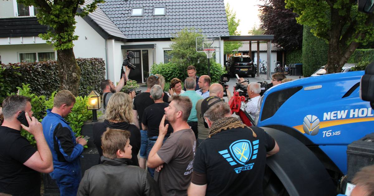 Протестующие фермеры подъезжают к дому министра Нидерландов на тракторе |  За рубежом