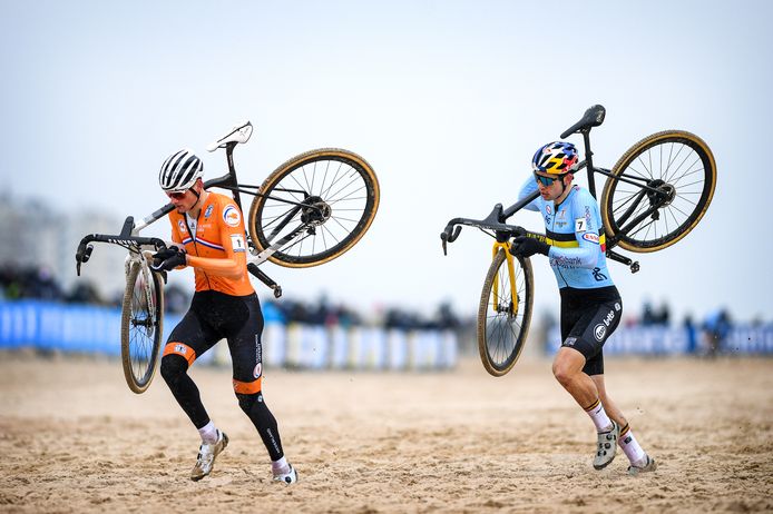 Wout van Aert blijft in het spoor van Mathieu van der Poel, maar kwam uiteindelijk 37 seconden later over de finish.