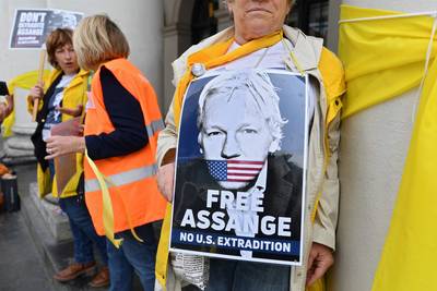 Enkele honderden mensen nemen deel aan actie voor Julian Assange op Muntplein