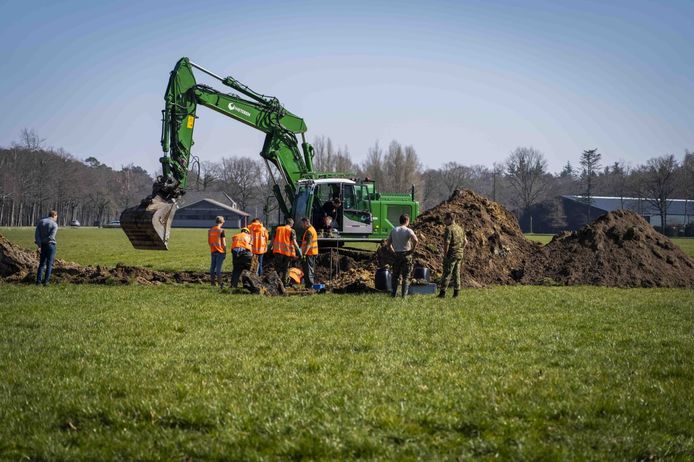 De EOD graaft de restanten van een V1-bom op bij Klarenbeek.