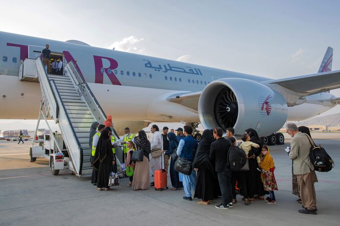 Mensen nemen in Kaboel een vliegtuig van Qatar Airways. De mensen op deze foto komen niet voor in het verhaal.