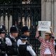 ‘Niet mijn koning!’: zorgen over arrestaties bij protesten tegen Brits koningshuis