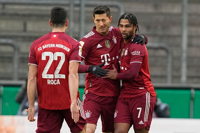 Robert Lewandowski viert zijn eerste doelpunt met Serge Gnabry en Marc Roca.