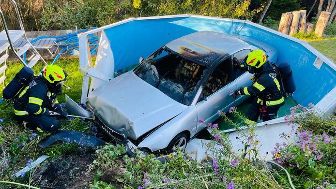 De brandende Audi A4 eindigde in een zwembad van een huis in de Oostenrijkse plaats Garsten.