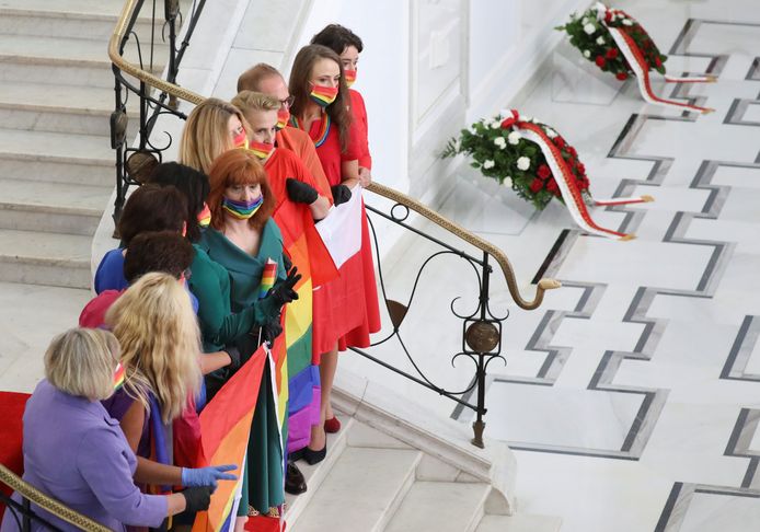 De parlementsleden droegen de kleuren van de LGBT-gemeenschap als protest tegen de president.