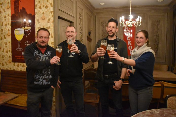 Toon Verheijen van De Kleine Strijders, Benny Brees en Jeroen Van Loon van Hopperfly en An Aerts van Thuisbrouwerij Florik klinken op het nieuwe Strijdersbier.