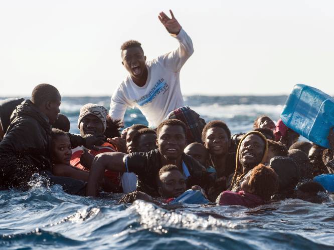 “Amerikaans marineschip negeerde hulpkreten van zinkende migranten”