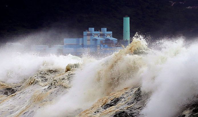 De gevolgen van tyfoon Soulik op aarde: metershoge golven voor de kust van Jeju Island in Zuid-Korea.