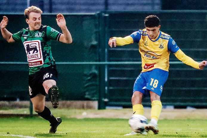 Petegem-verdediger Brian Vercruysse probeert een trap van Dikkelvenne-speler Jassim Mazouz te blokken.