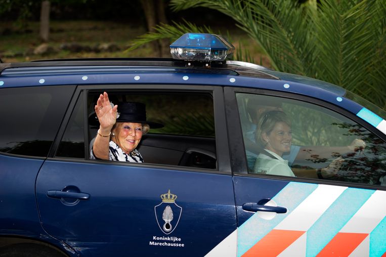 SINT EUSTATIUS - Koningin Beatrix vertrekt met een jeep van de Marechaussee na haar bezoek aan de botanische tuinen op Sint Eustatius. Beeld ANP /  ANP