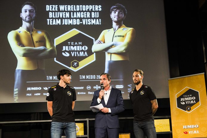Kjeld Nuis en Patrick Roest (links) in gesprek met Hein Vergeer tijdens de presentatie van schaatsploeg Jumbo-Visma.
