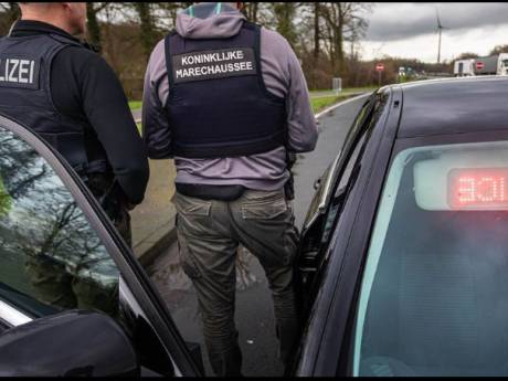Man (57) verbergt zich op dak van vrachtwagen uit angst voor aanhouding op A18 bij Didam